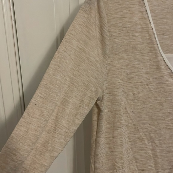 White House Black Market cream‎ with white underlay long sleeve V-neck women’s S - Picture 7 of 13